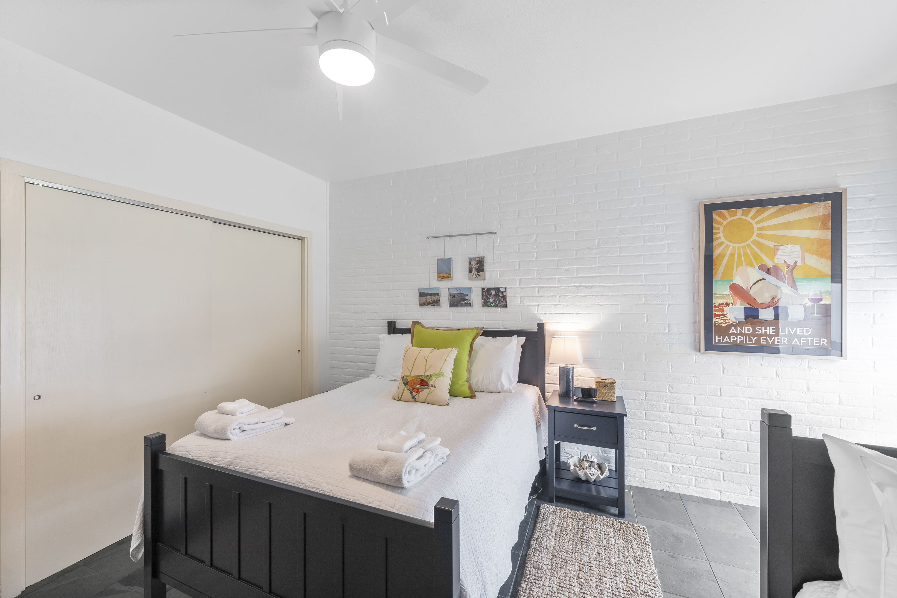 Versatile Sleeping Space with Full Bed and Bunk Setup 