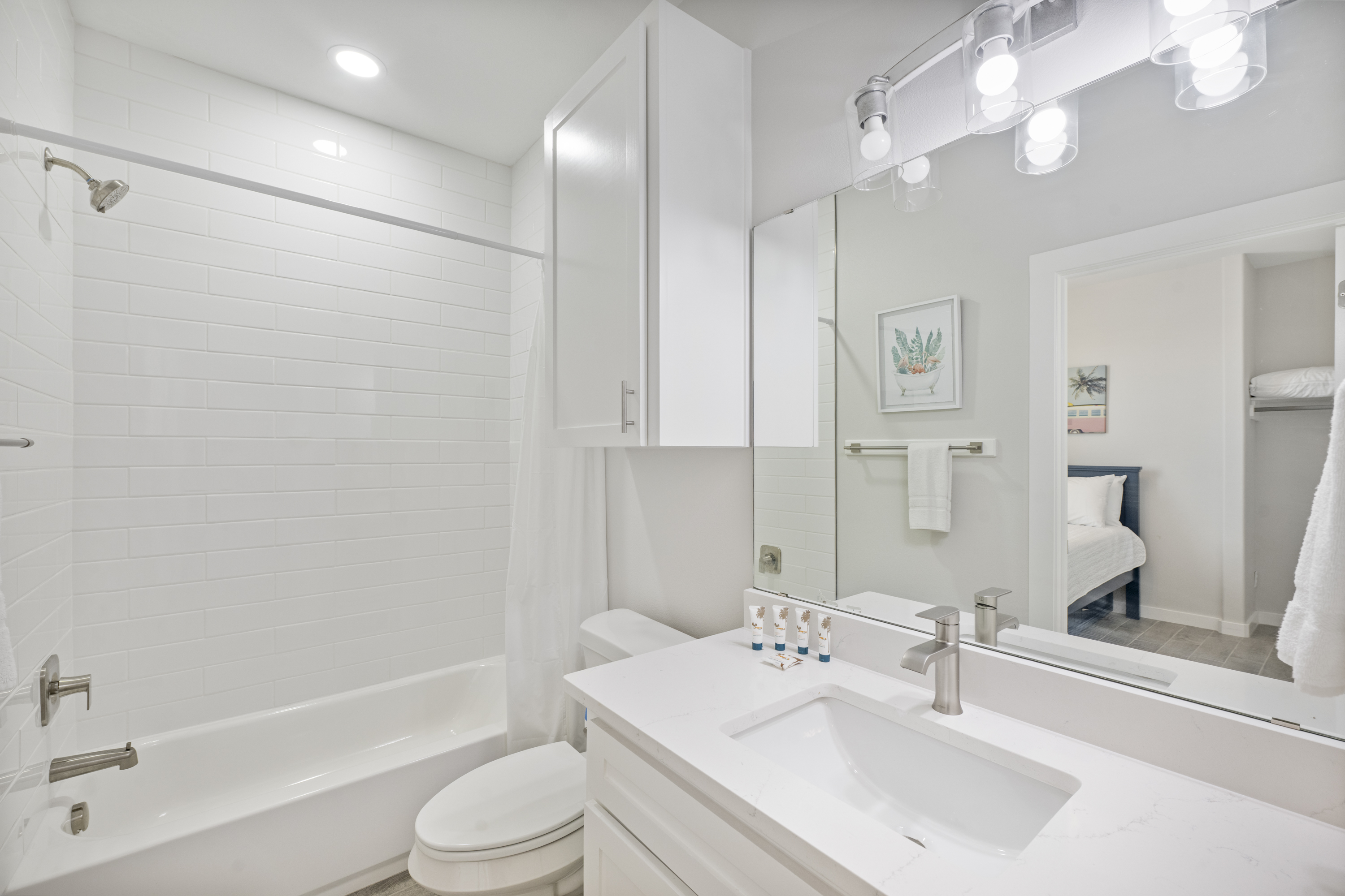  2nd Floor Shared Bath Between Full and King Bedrooms