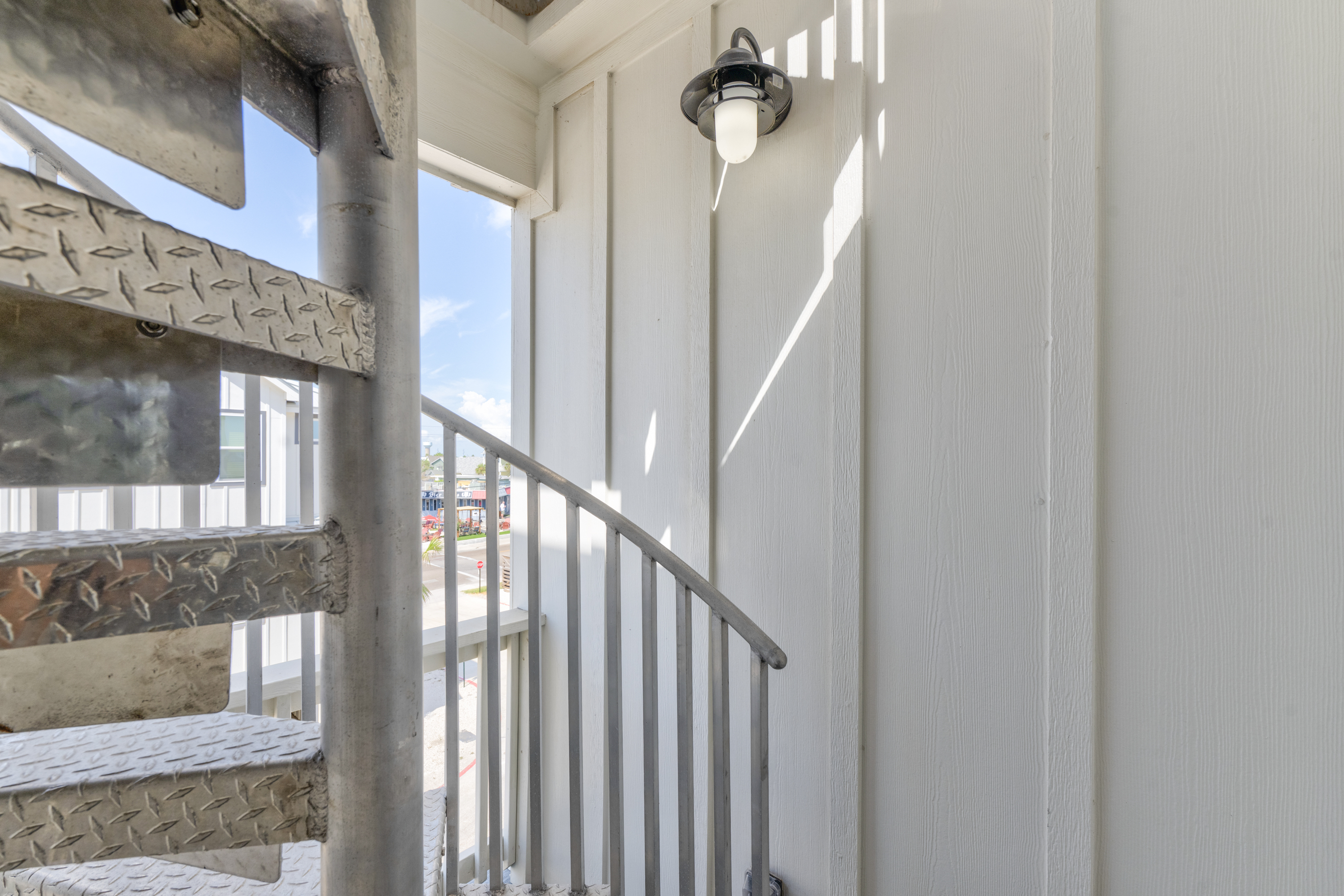 Spiral Staircase to Roof Top Views! 