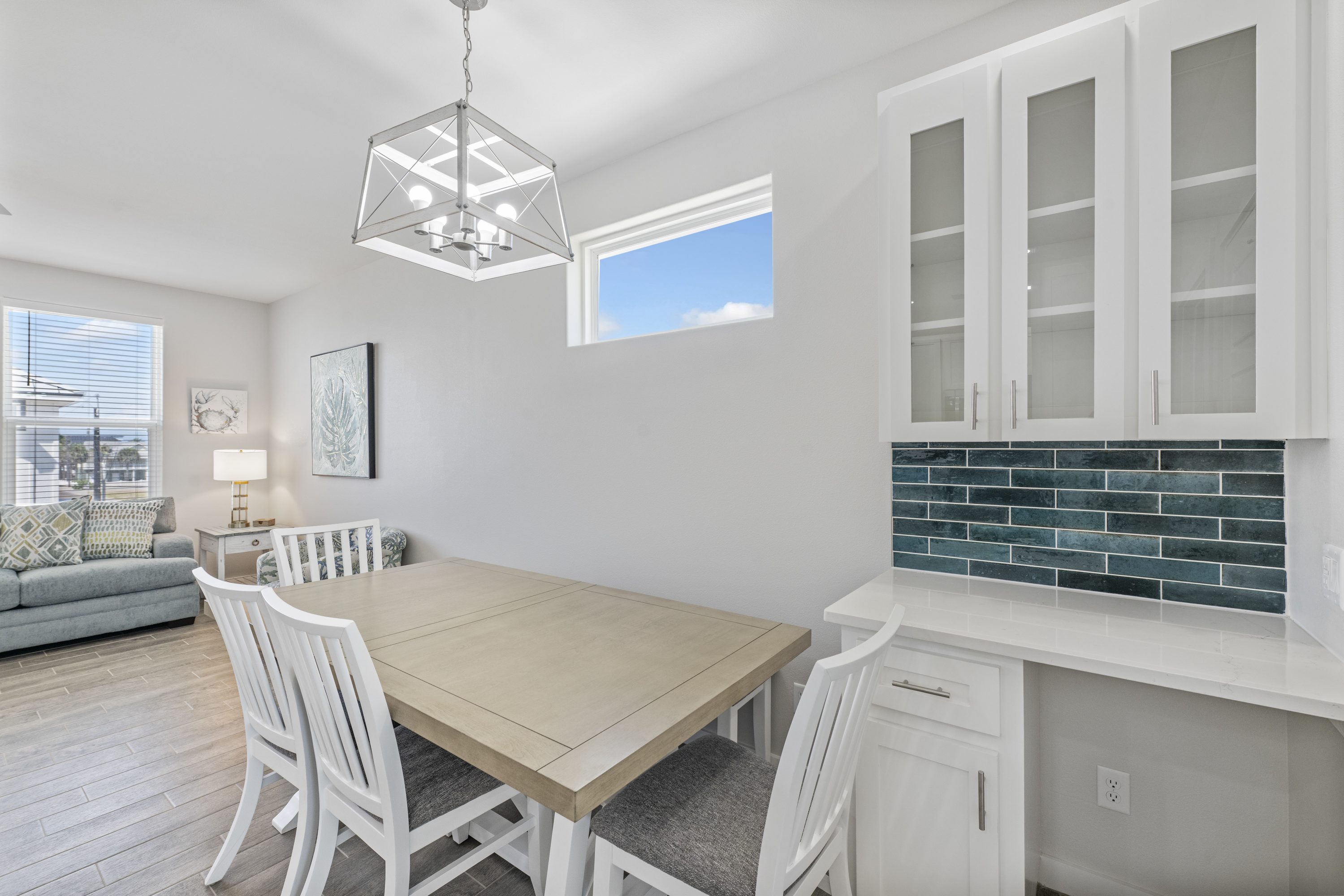 From Casual Dinners to Celebrations - Dining Table for 6, with 5 more seats at Kitchen Countertop 