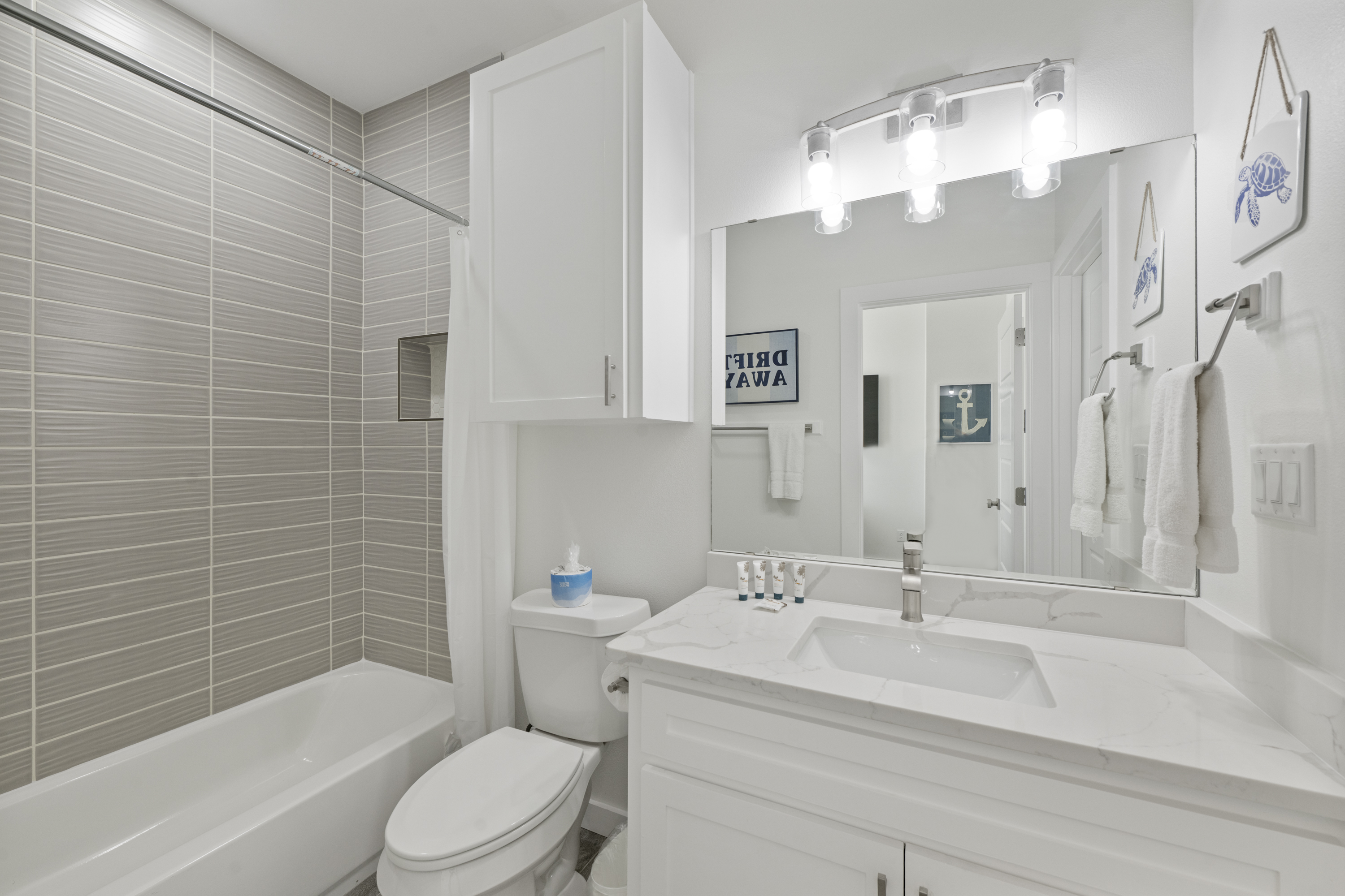  2nd Floor Shared Bath Between Full and King Bedrooms