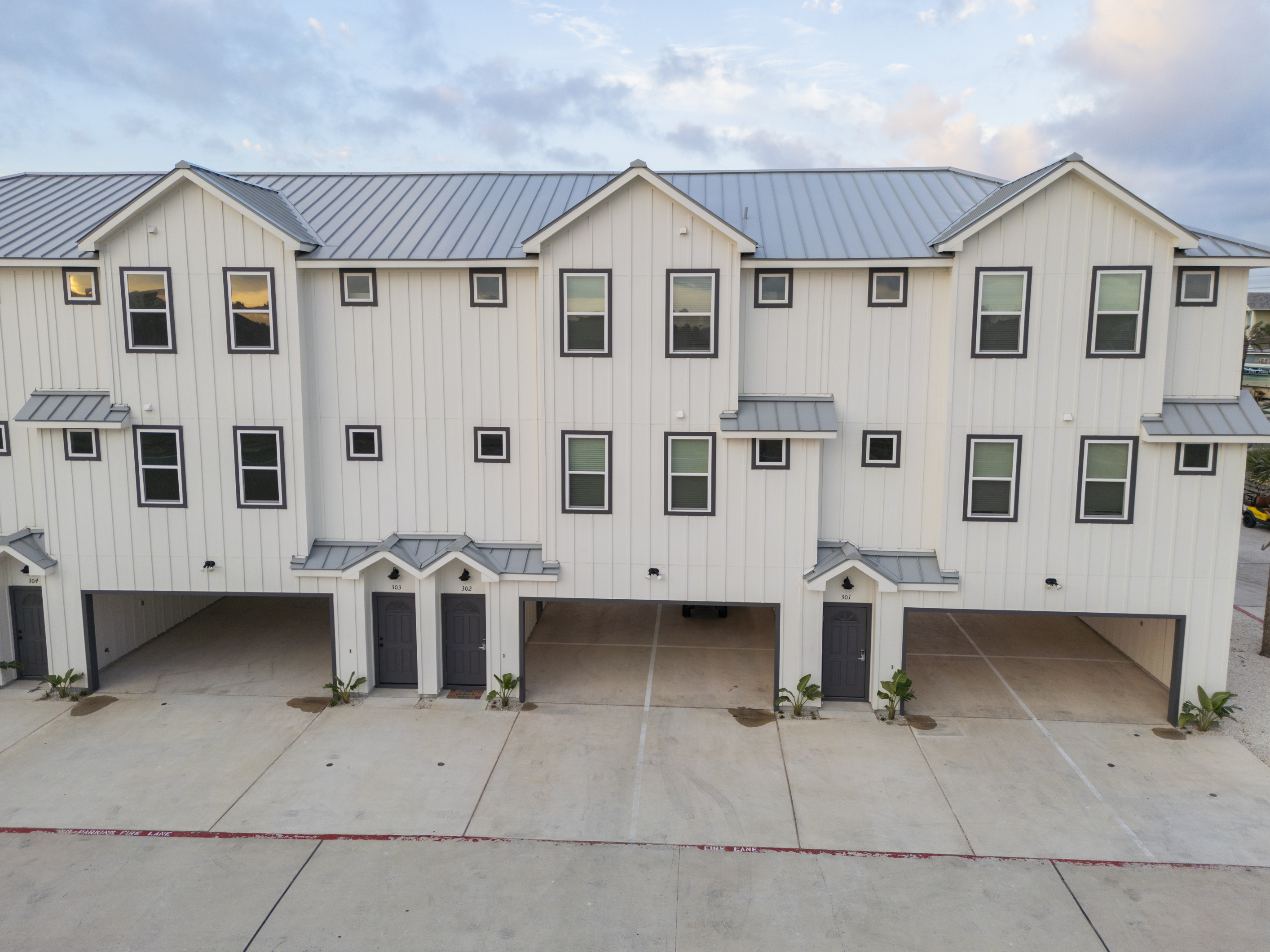 Welcome to Mango Cay''s Good Tides Only MC302