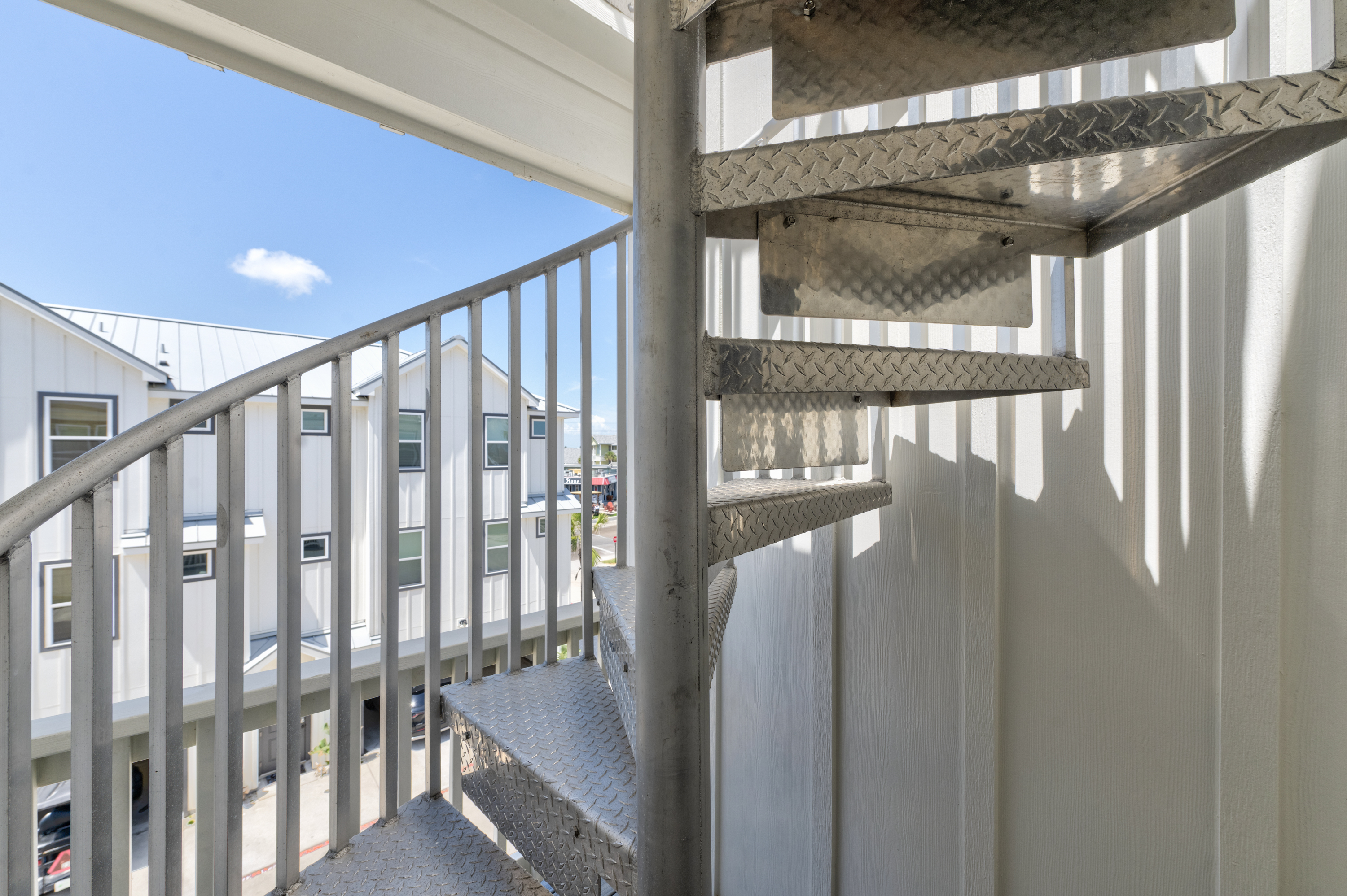 Spiral Staircase to Roof Top Views! 