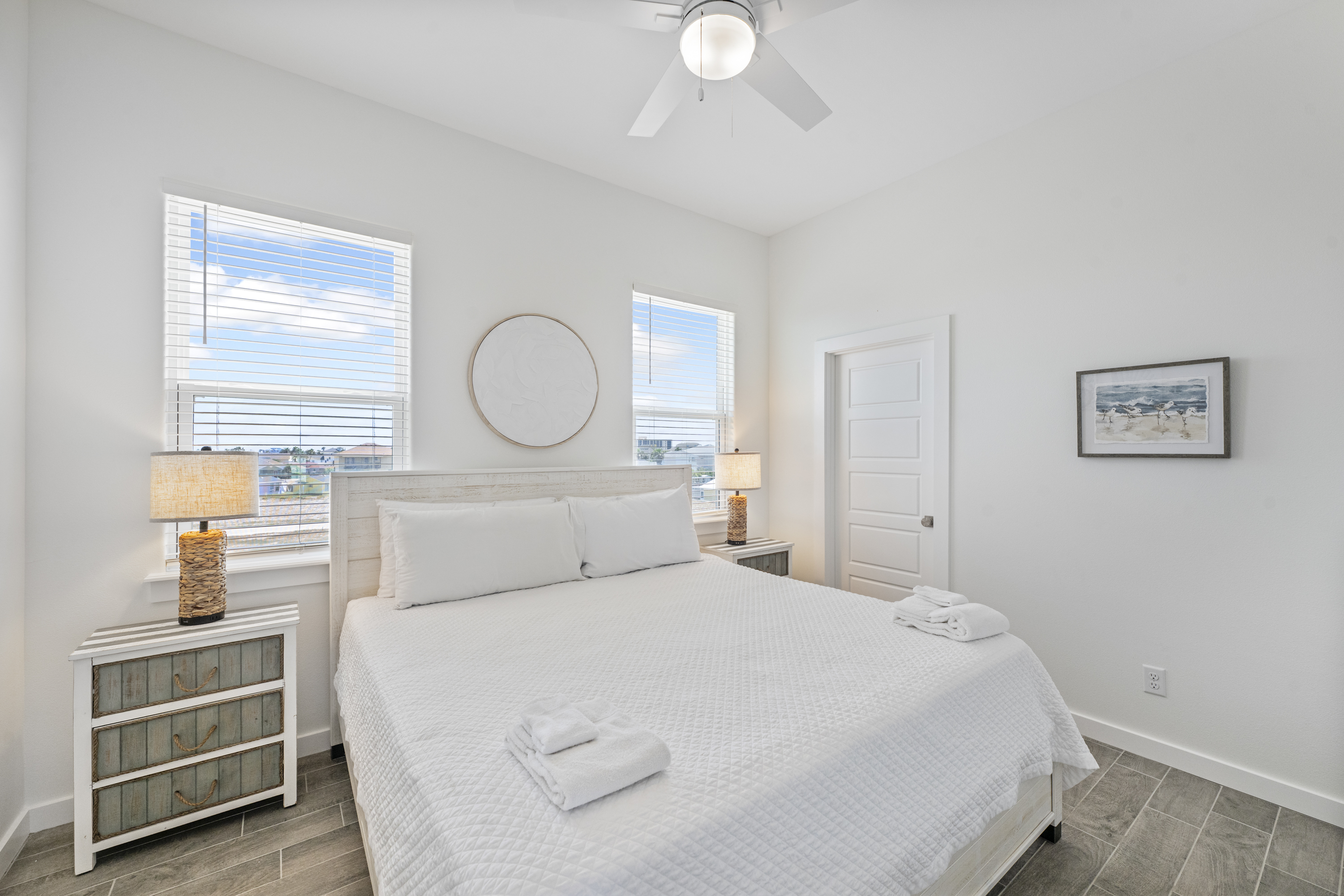 Coastal Cutie: King Bedroom with Shared Adjoining Bath 