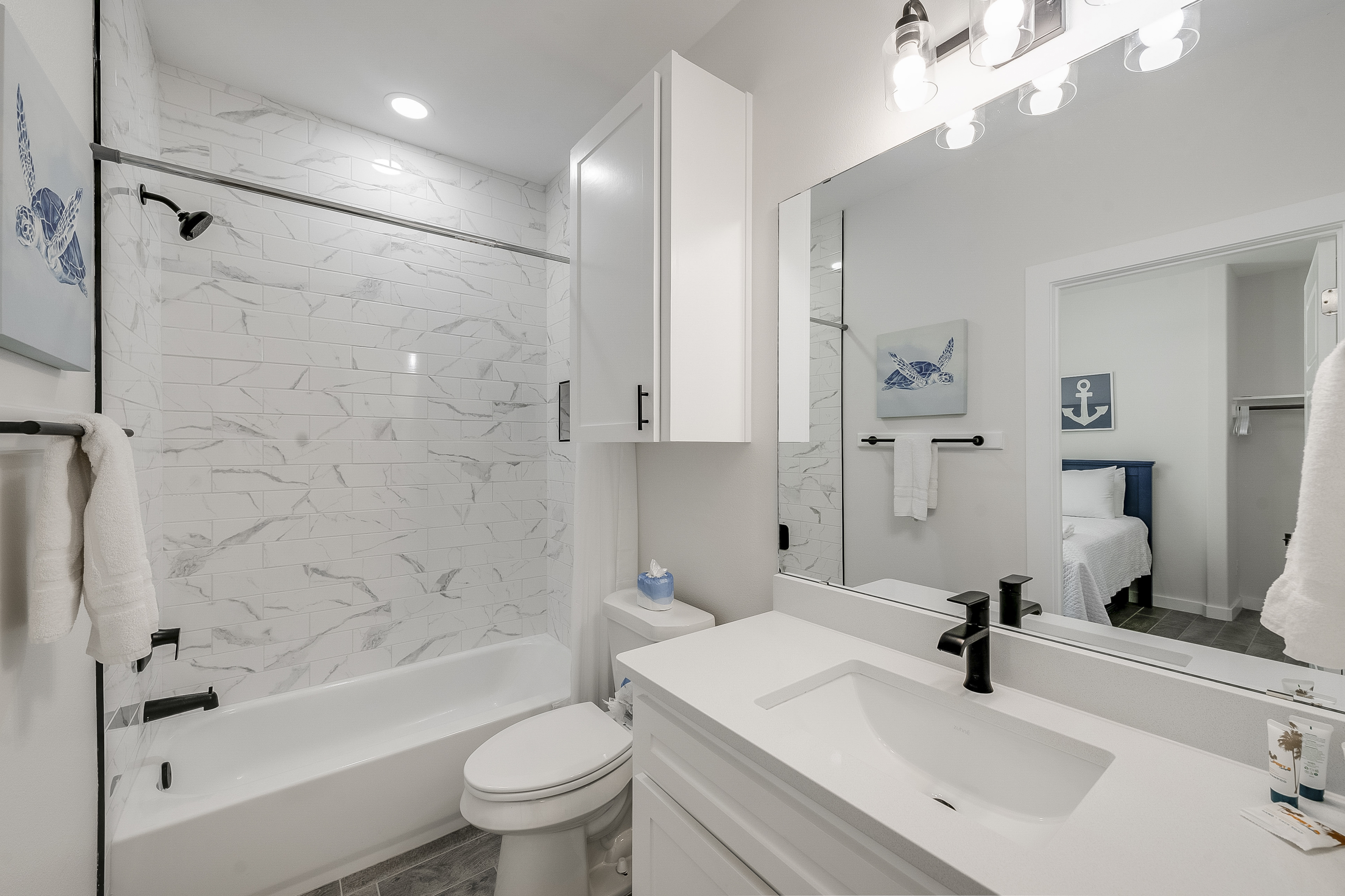  2nd Floor Shared Bath Between Full and King Bedrooms