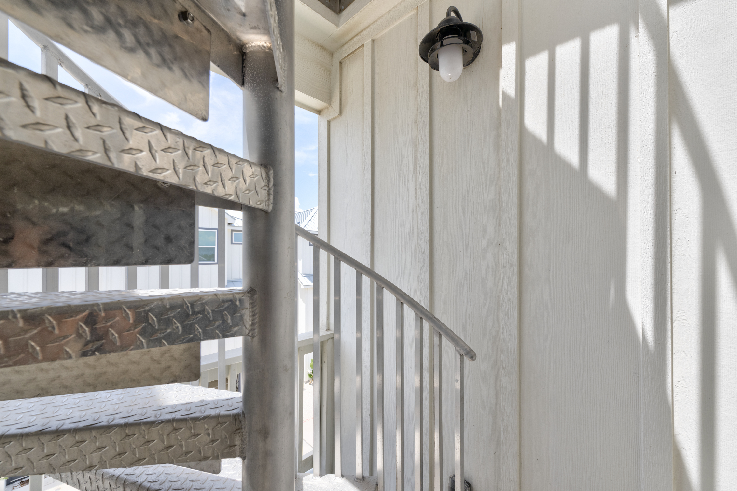 Spiral Staircase to Roof Top Views! 