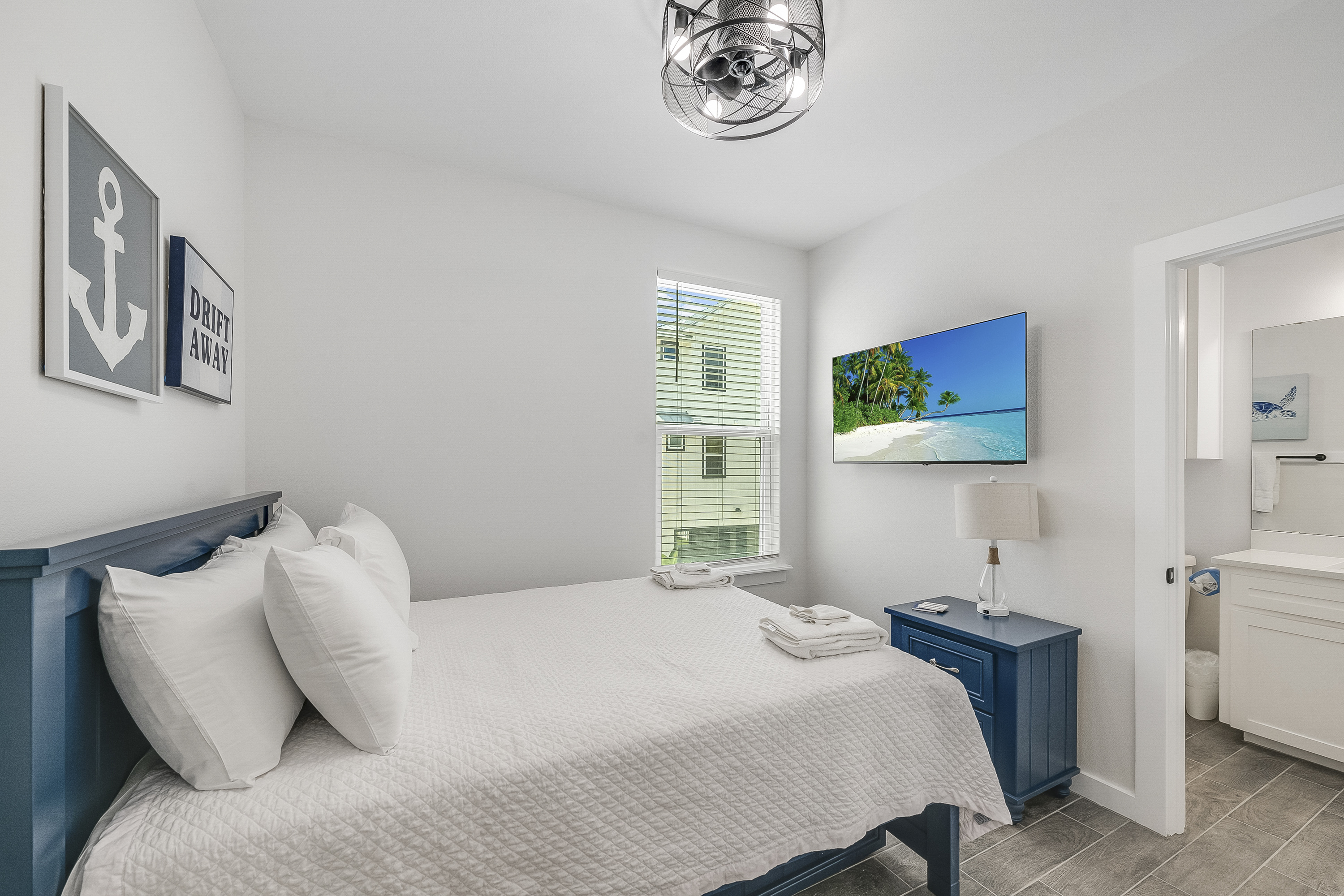 Cozy and Convenient: Sleeps 2+ with Shared Bathroom Access