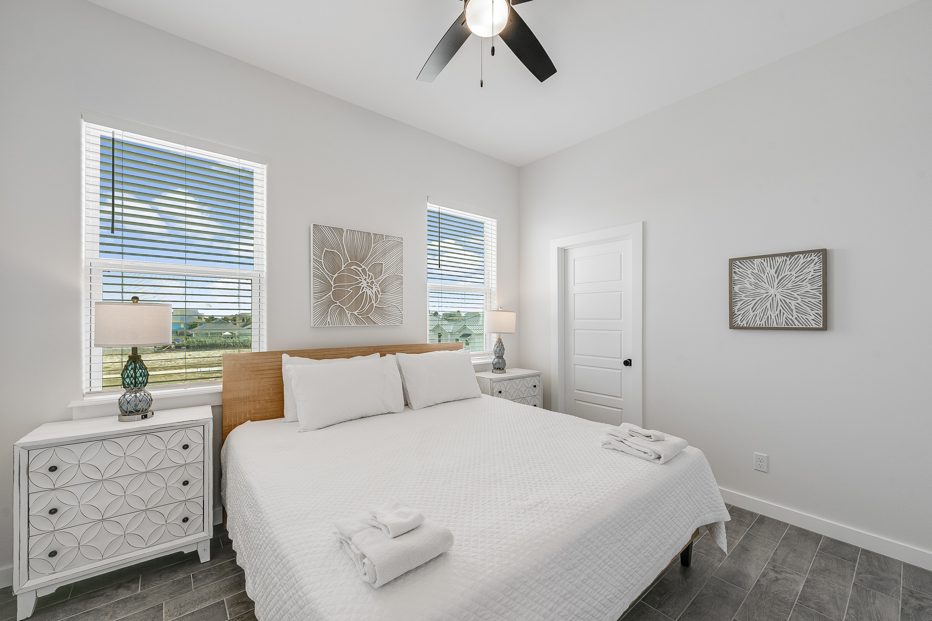 Sunlit Comfort in Spacious King Bedroom on Third Floor