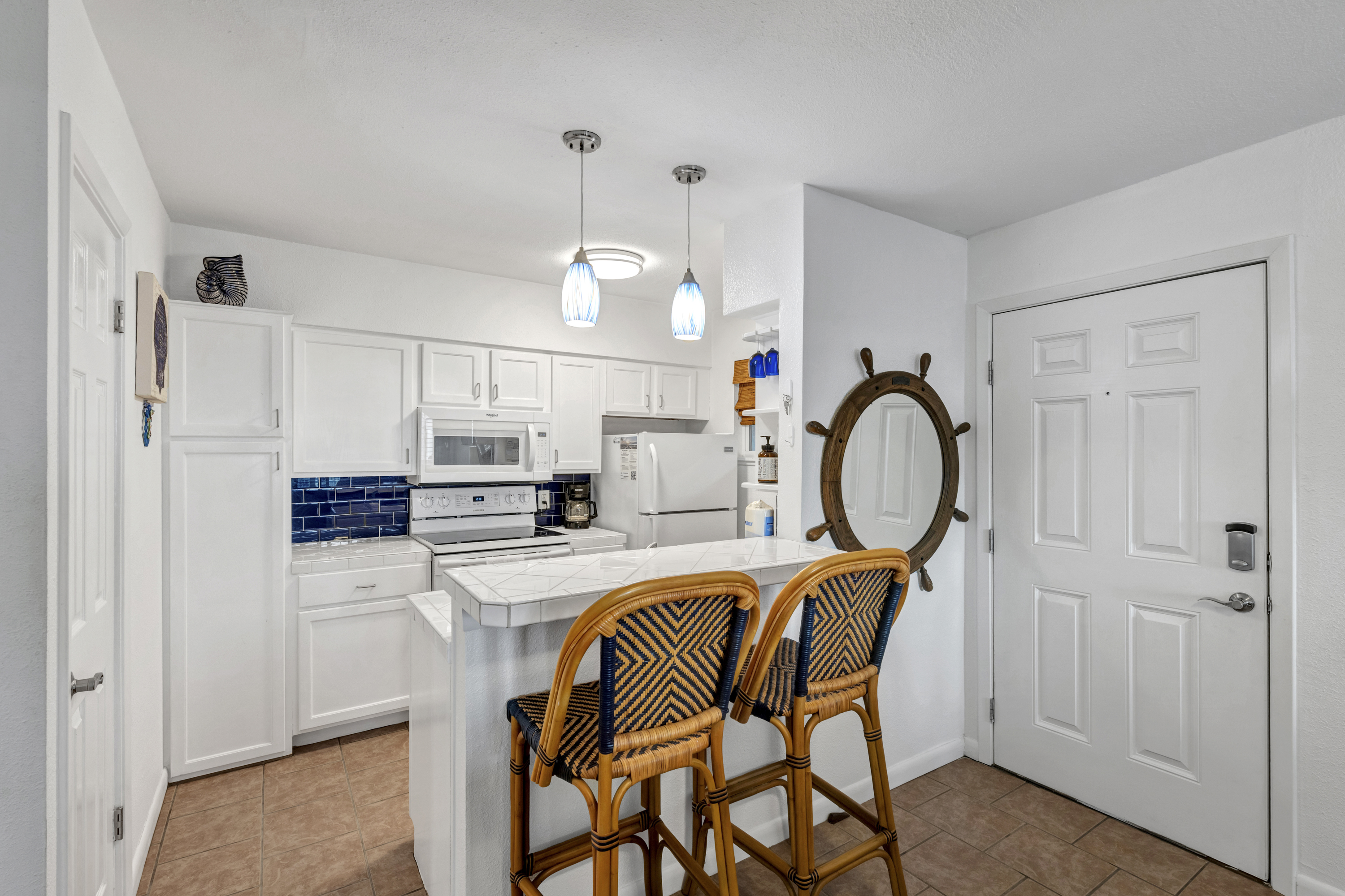 Breakfast bar with seating for 2