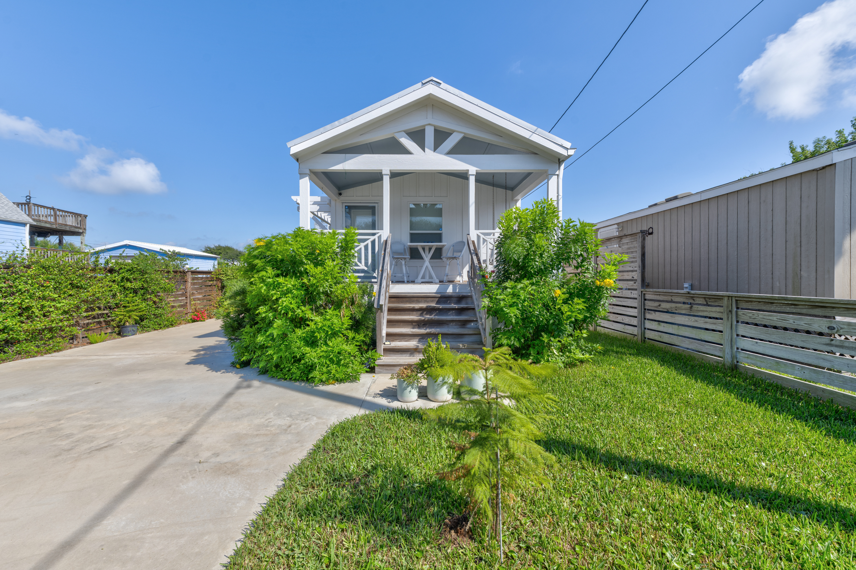 Discover the charm of Port Aransas at Seaglass Cottage — your cozy home away from home. Book your stay today and start making memories by the coast