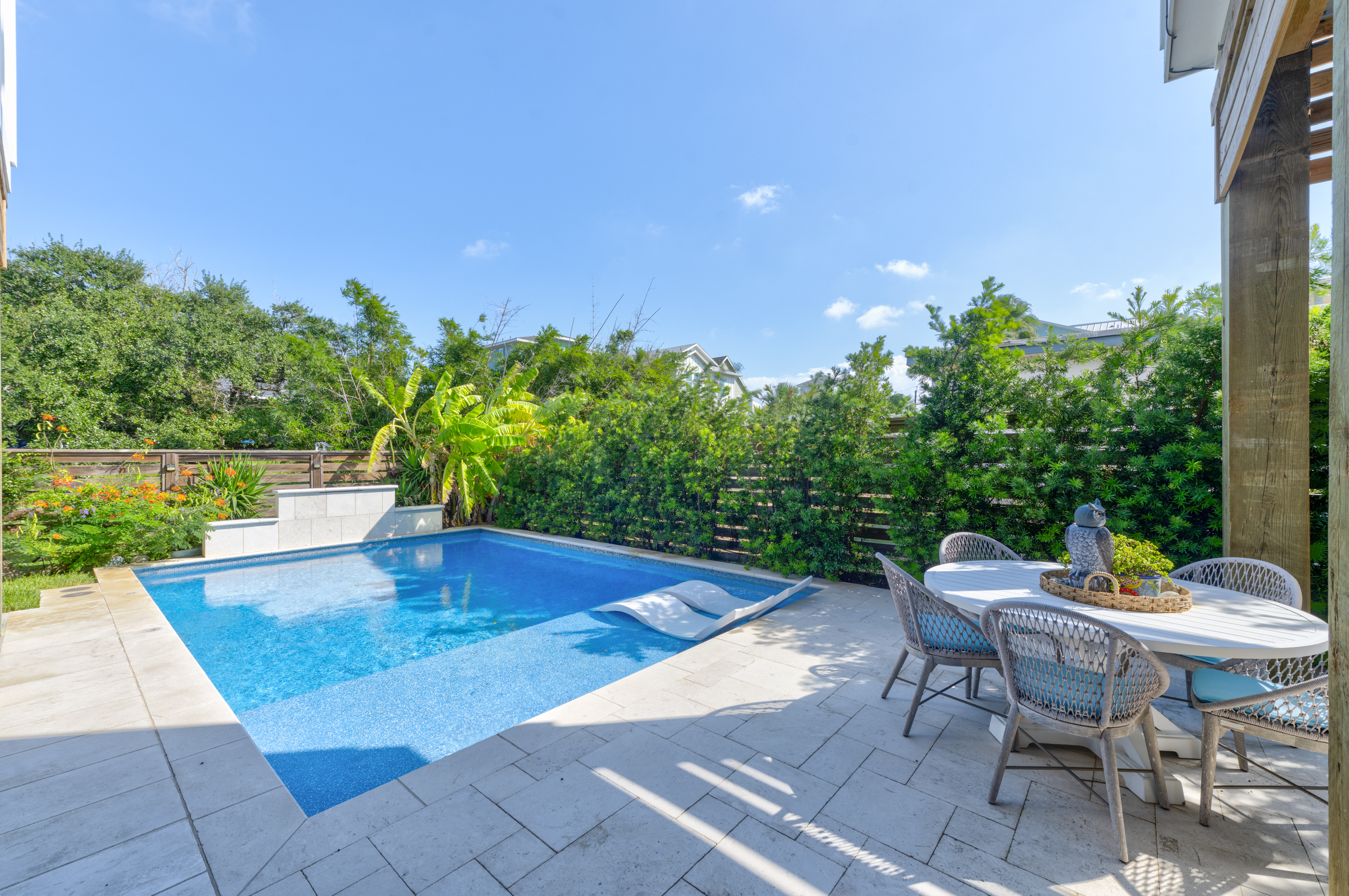 Poolside bites and sunny vibes ????