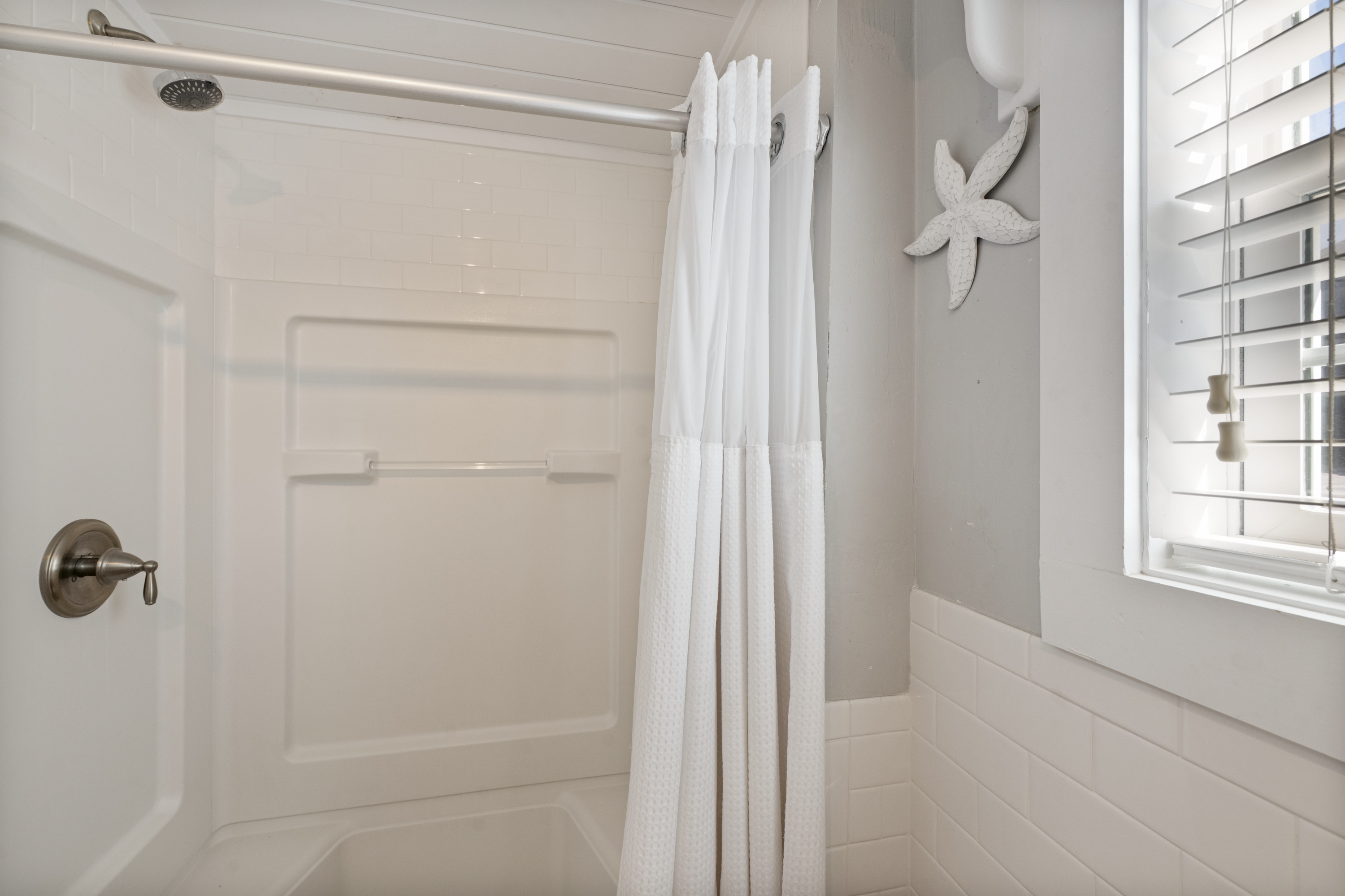 Full bathroom-Compact, clean, and perfectly equipped