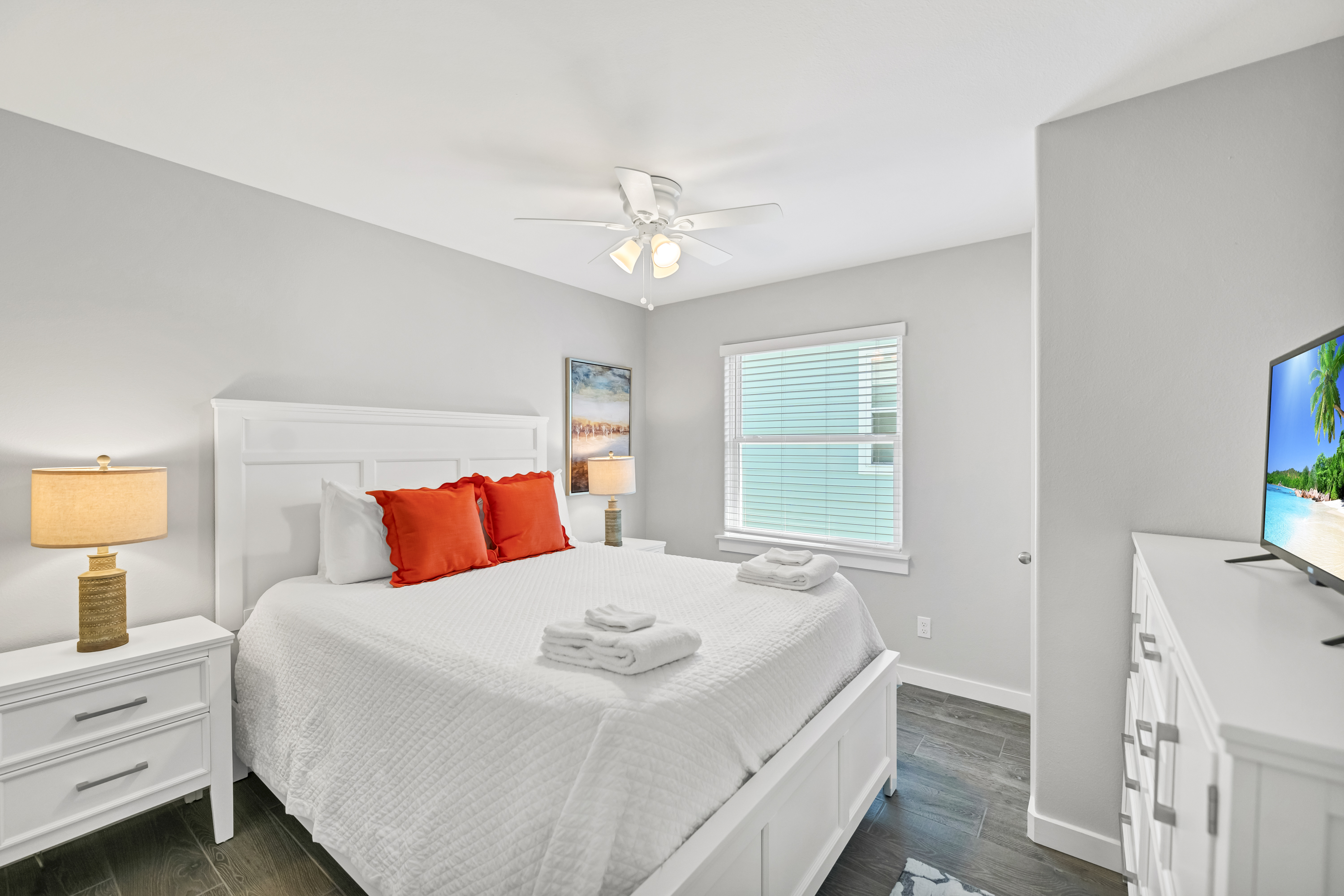 Rest Easy: 3rd Queen Room with TV to unwind