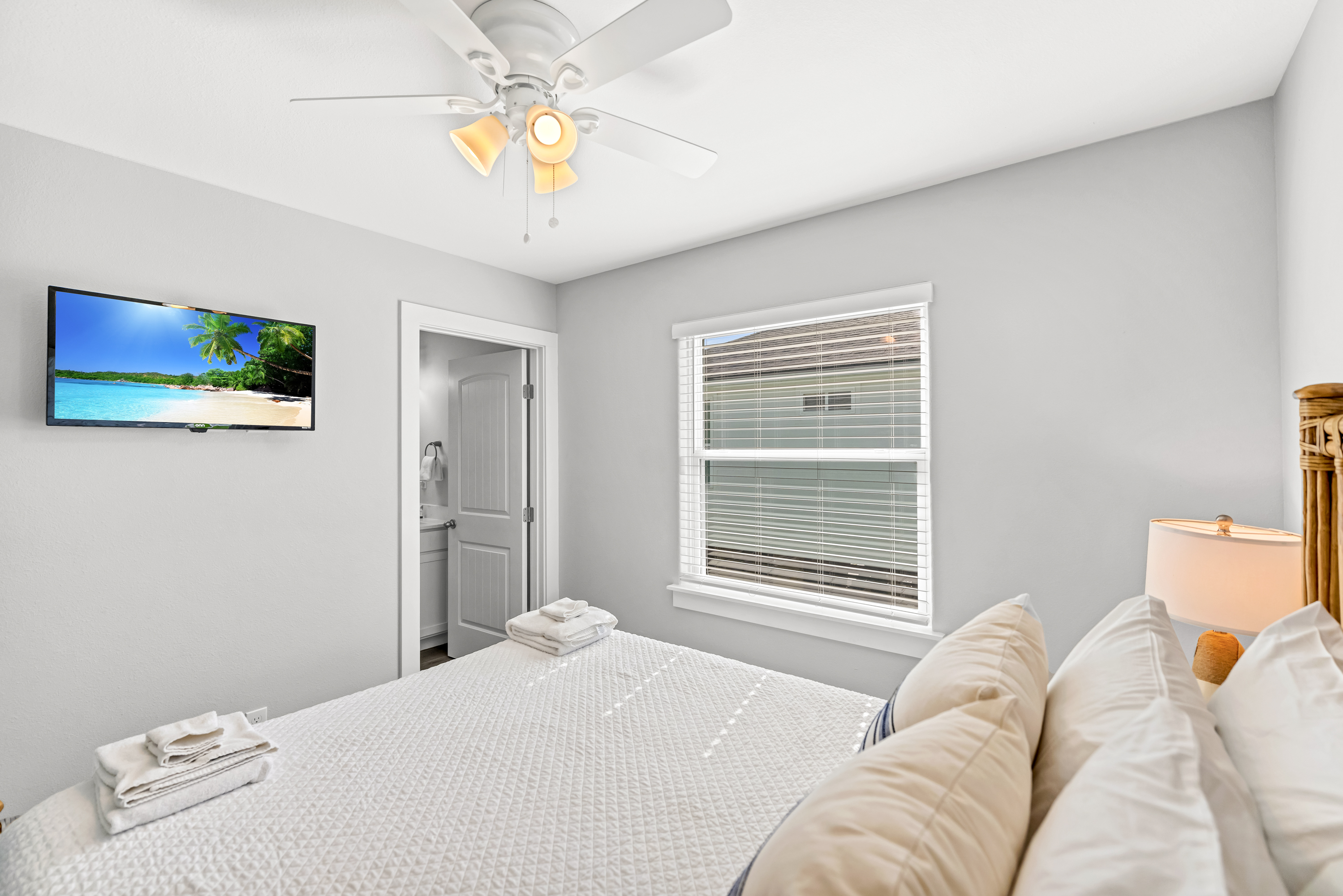 Queen Retreat: Bath Access & Wall Mounted TV for Ultimate Comfort