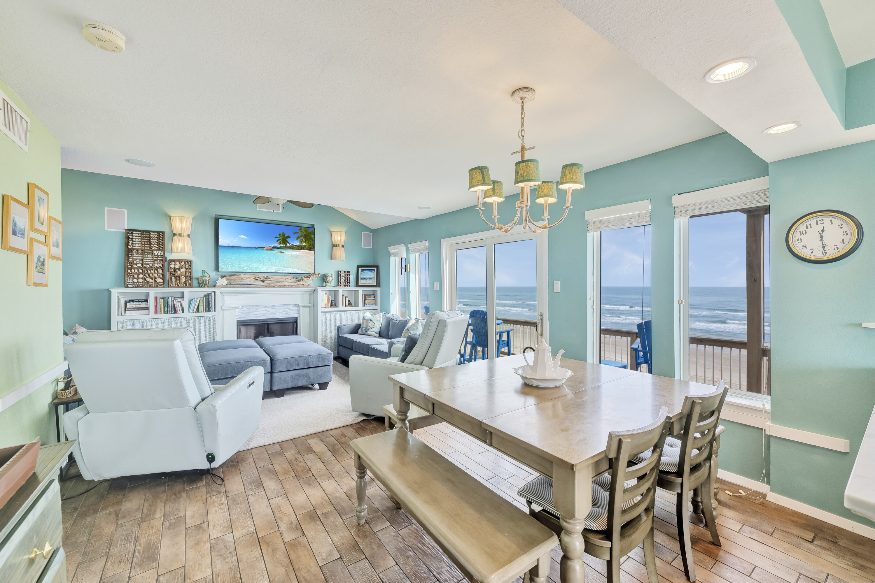 Dining room with panoramic views of the ocean