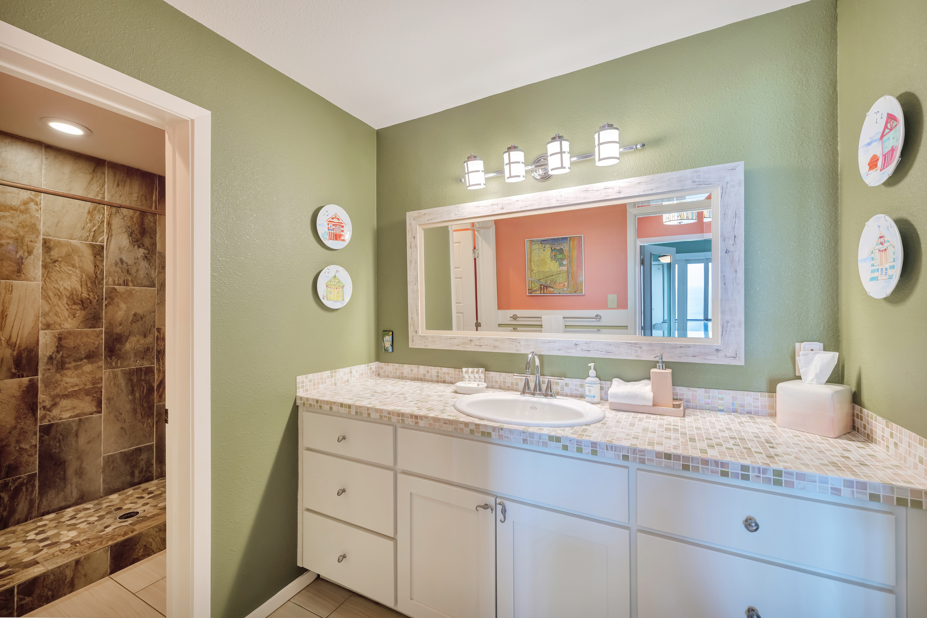 Coastal charm meets convenience in this beautifully decorated full bathroom