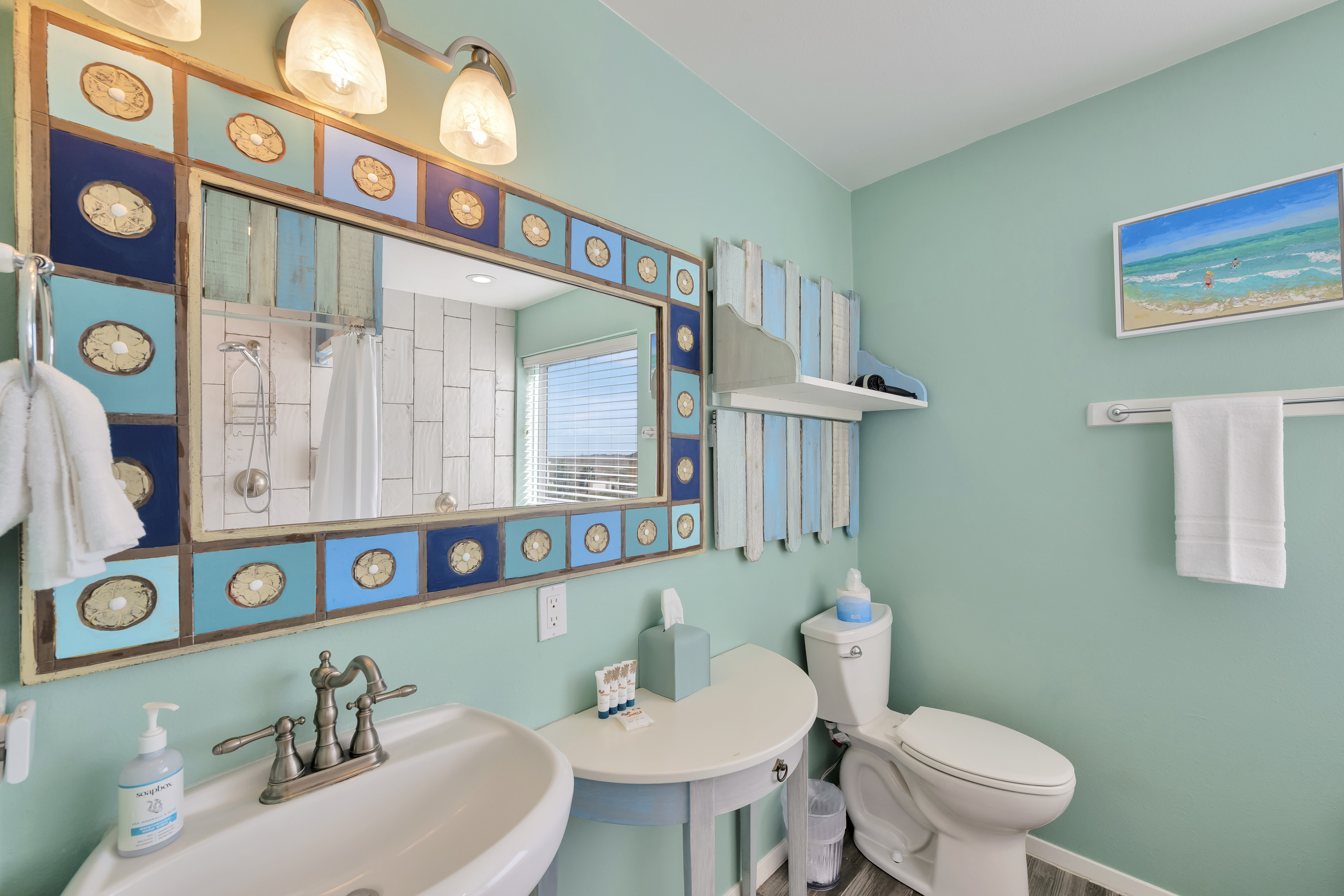 King''s spacious ensuite bath designed for ultimate relaxation 