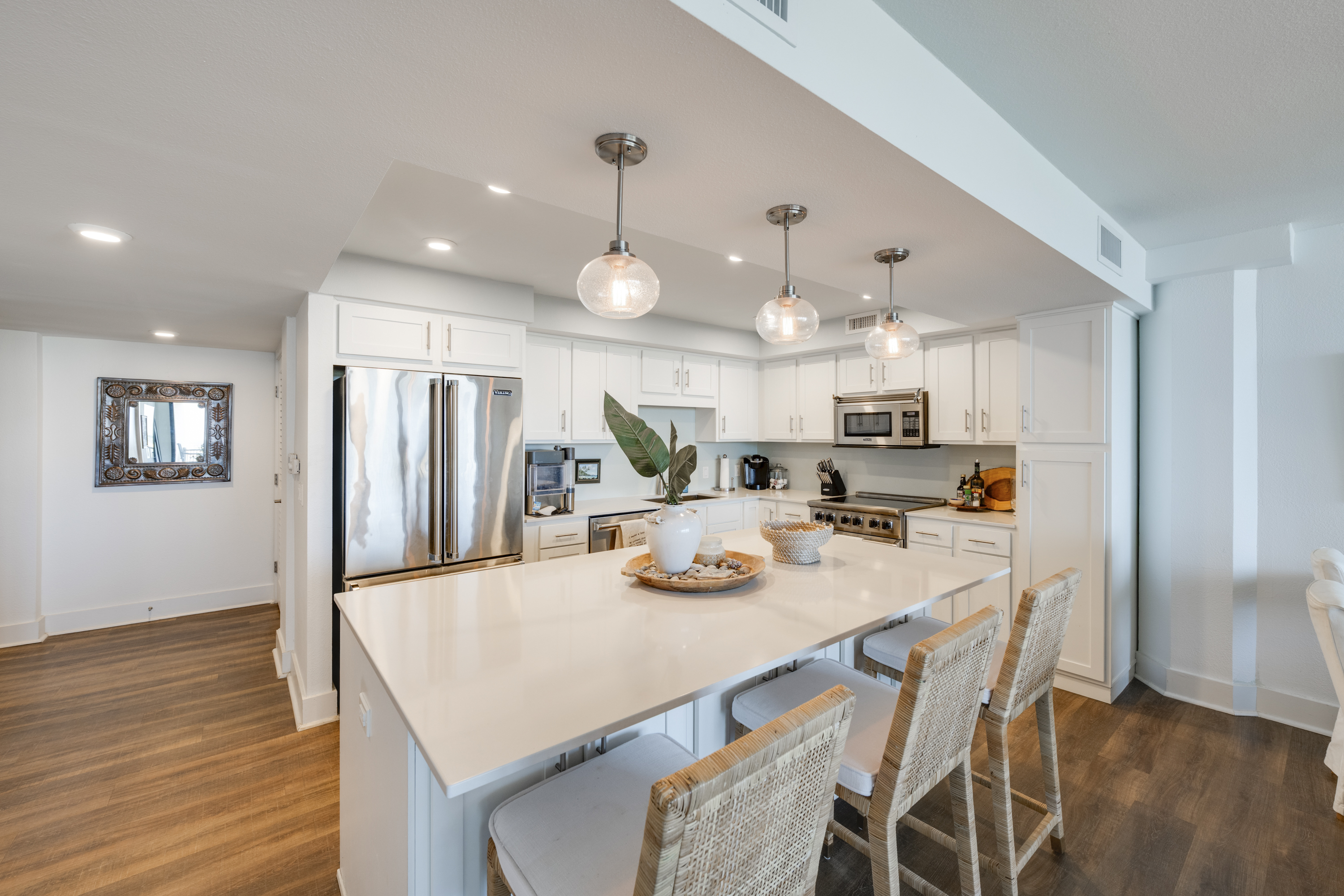 Island breakfast bar for casual dining with seating for 3