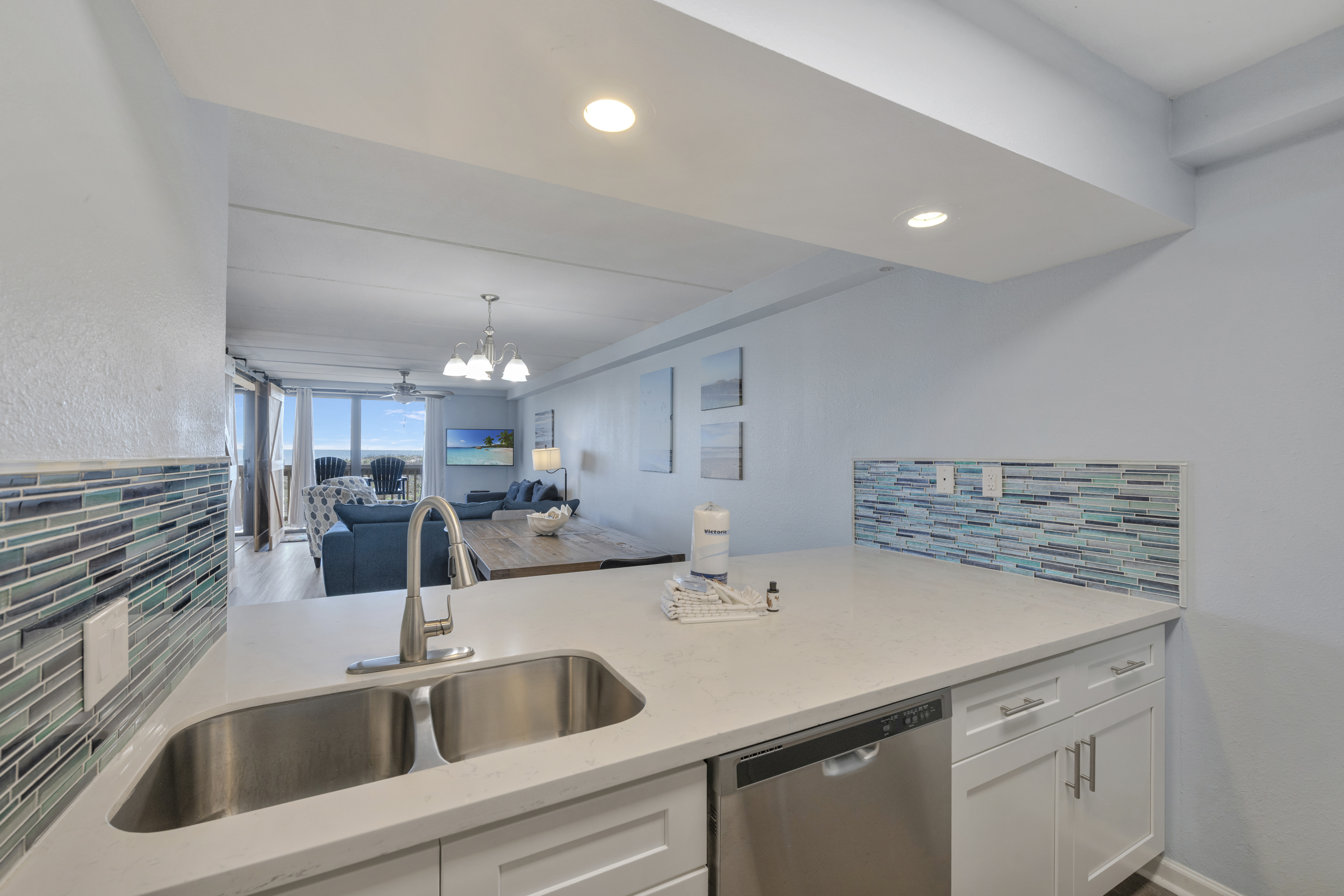 Cooking with a view ?????? Love this bright and airy kitchen setup!