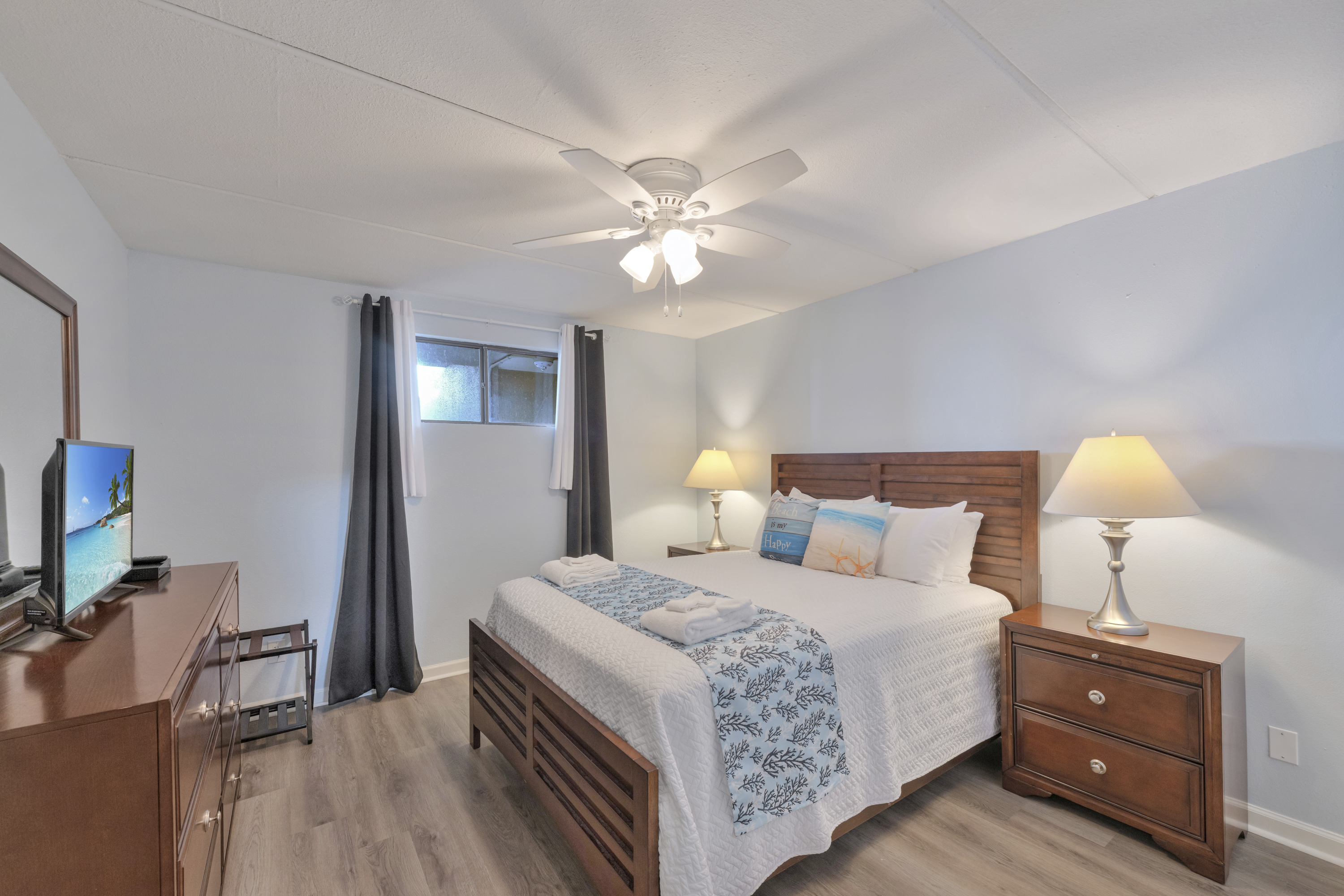 Chic and minimal, this decor offers a perfect balance of comfort and modern freshness.