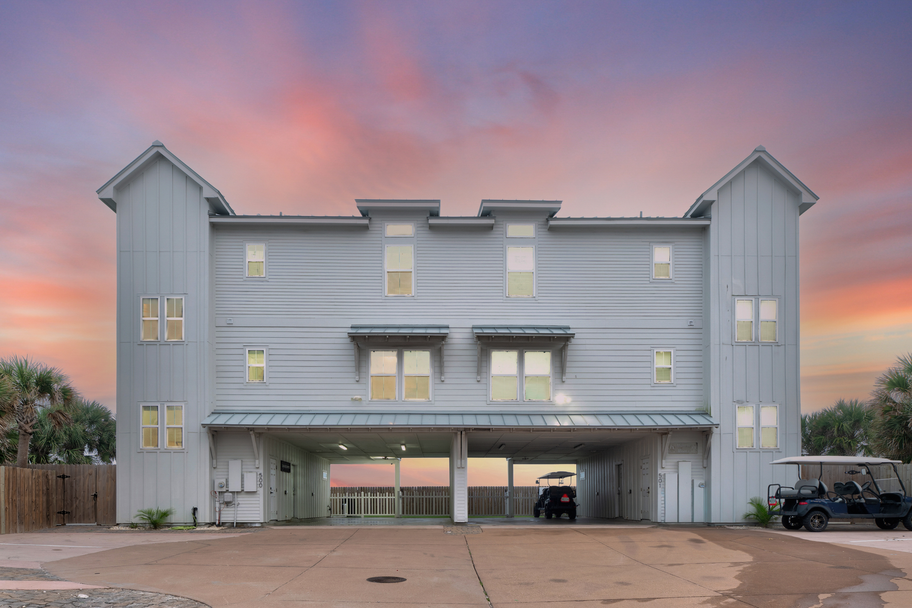 Welcome to your next getaway! Casa De Crypto PPV500 awaits you in the Paradise Palm Villas Subdivision.