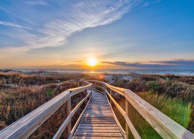 Great view for sunsets and sunrises on the way to the beach!