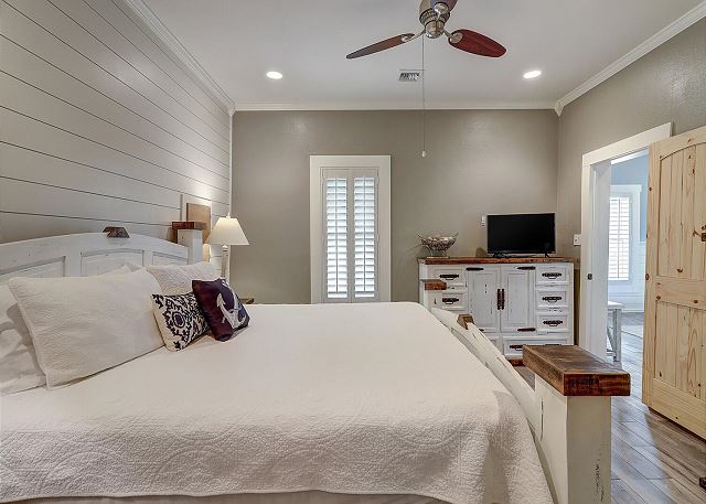 Master bedroom with king and en suite bathroom 