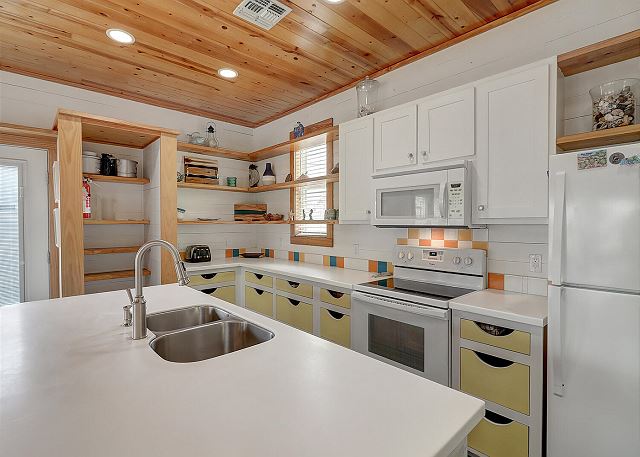 Kitchen with plenty of space to cook up your catch of the day!
