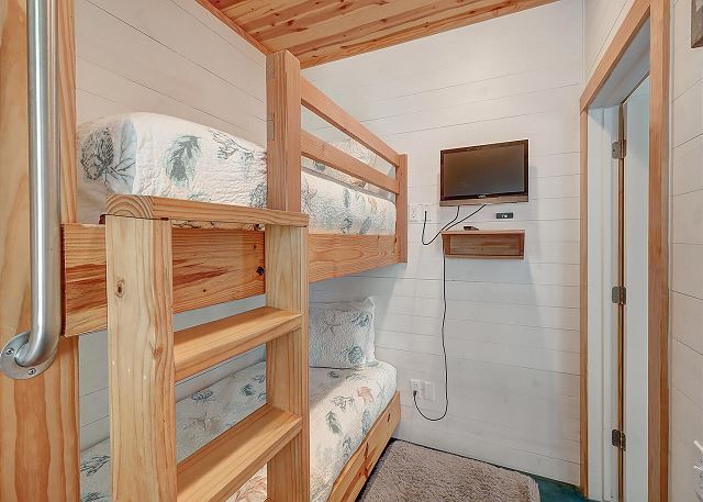 Bunk Room - Twin over Twin bunks with TV