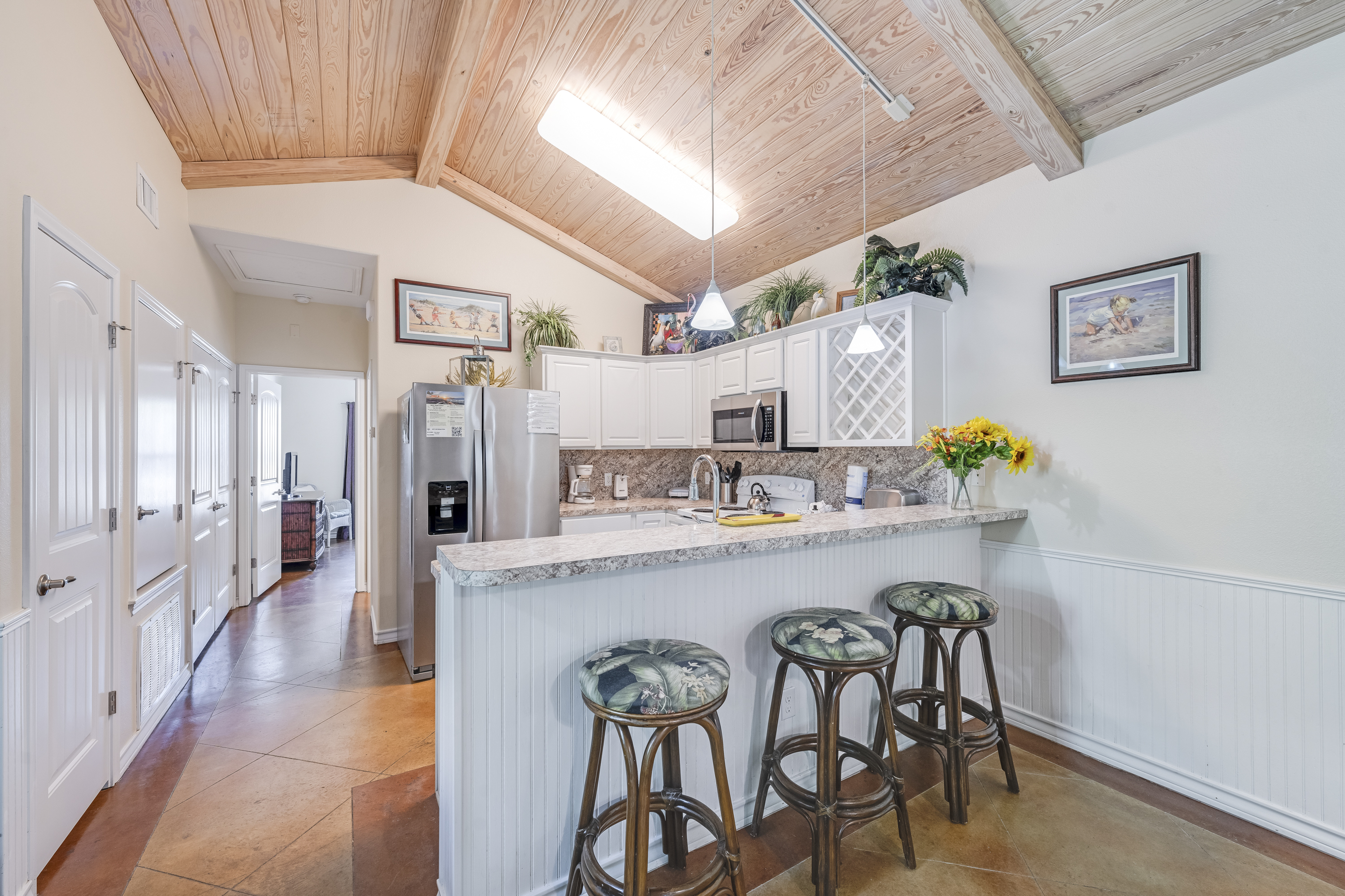 Fully equipped kitchen with bar seating