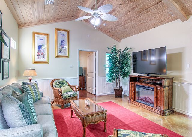 Living Room with ceiling fan 