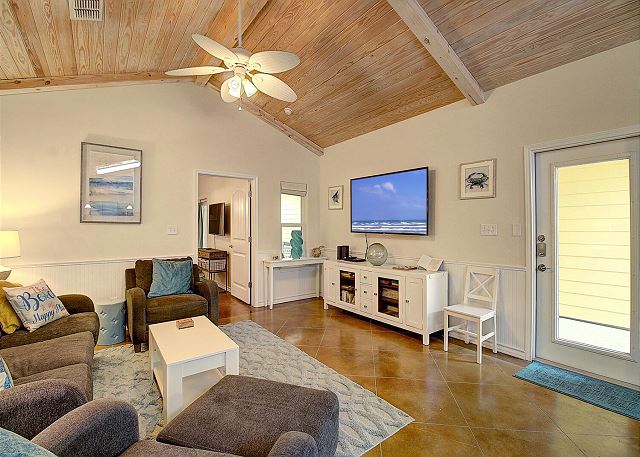 Living area with ceiling fan and TV 