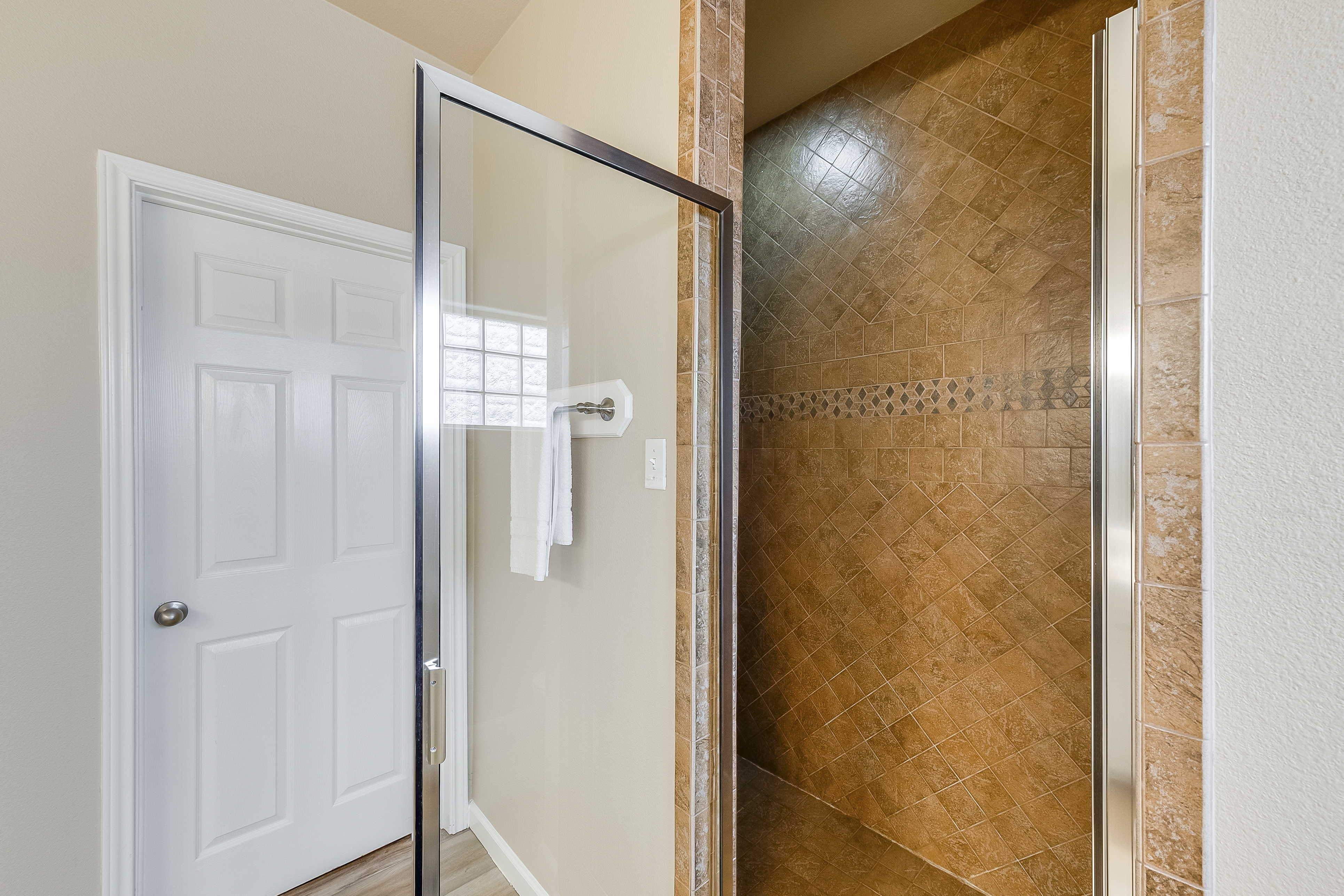 Tiled walk-in shower with low threshold