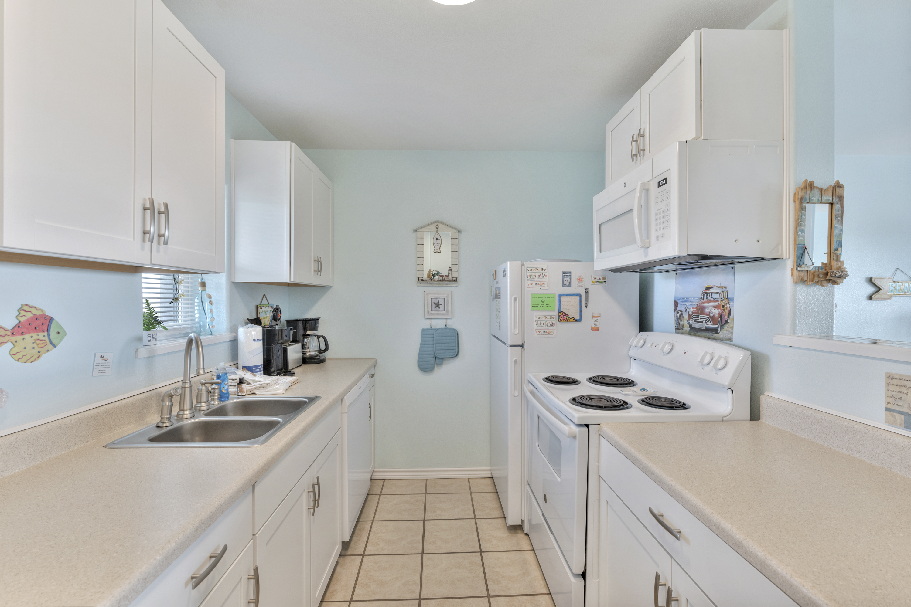 Coffee makers, toaster, and other essentials provided