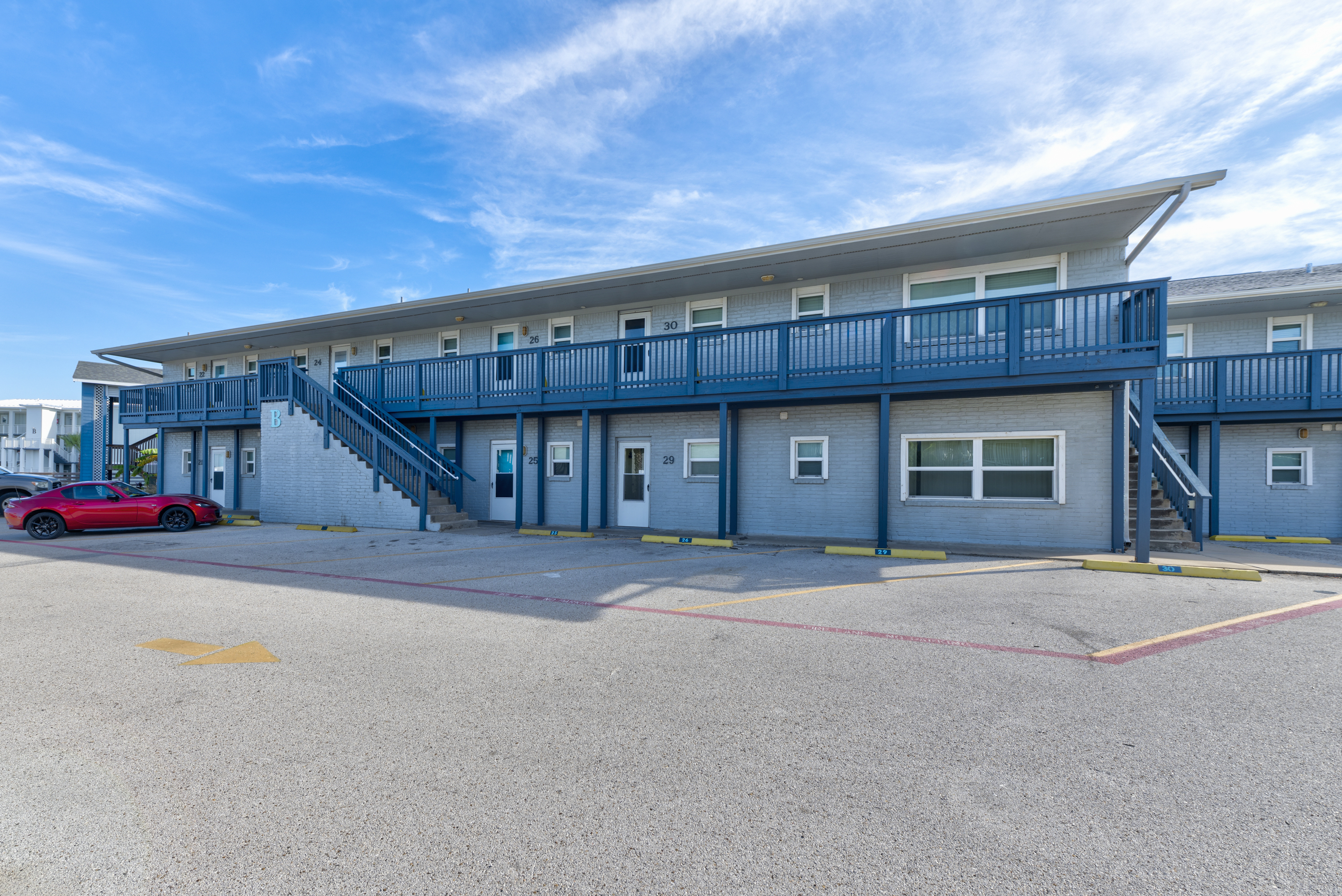 Beach Style Bliss: Enjoy the Resort Pool and Short Walk to the Beach – Book Now!