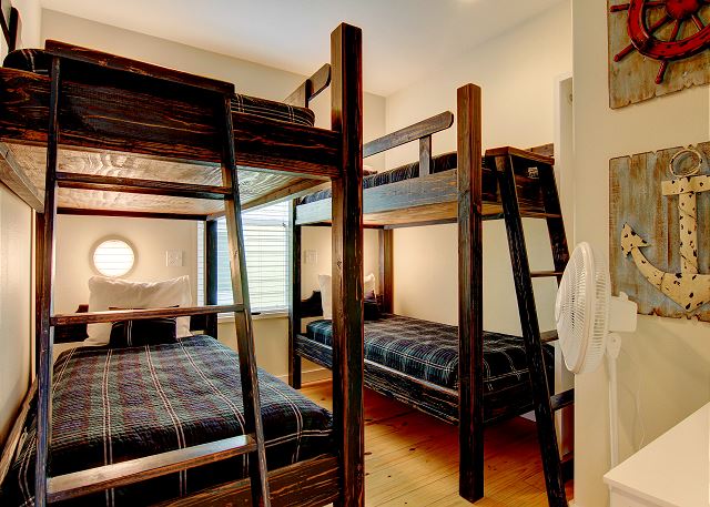 Bedroom with 2 sets of twin bunk beds