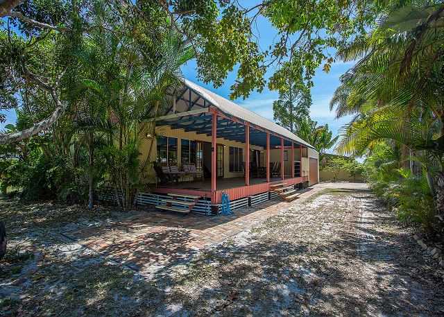 6 Ilmenite Avenue - Coastal beach shack within walking...