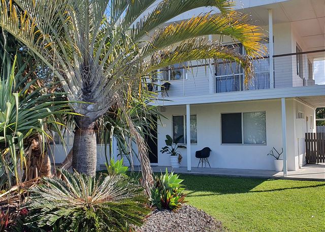 46 Tingira Close- pool, air con, pets, 4 bedrooms