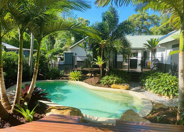 11 Satinwood Drive - Family home, swimming pool, sandstone...