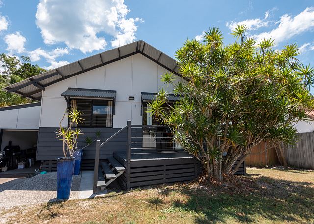 6 Bomburra Court - Lowset family home with swimming pool,...