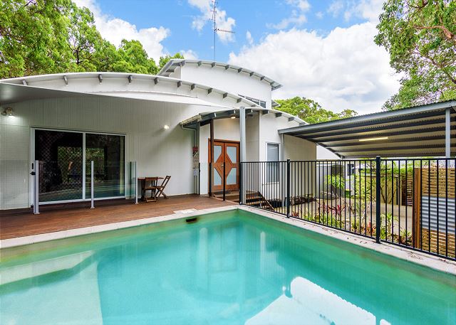 6 Ibis Court - Modern tropical family home with inground...