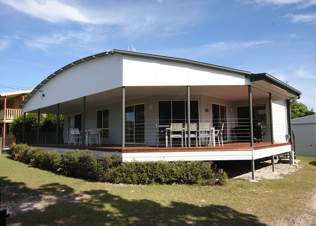 14 Zircon Street - Centrally located family home with...
