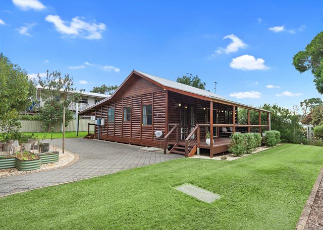 The Log Cabin - 47 Jetty Road