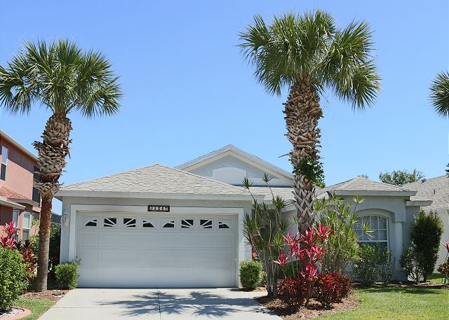 Tasteful decorated pool home in the beautiful gated golf-community of Stoneybrook 