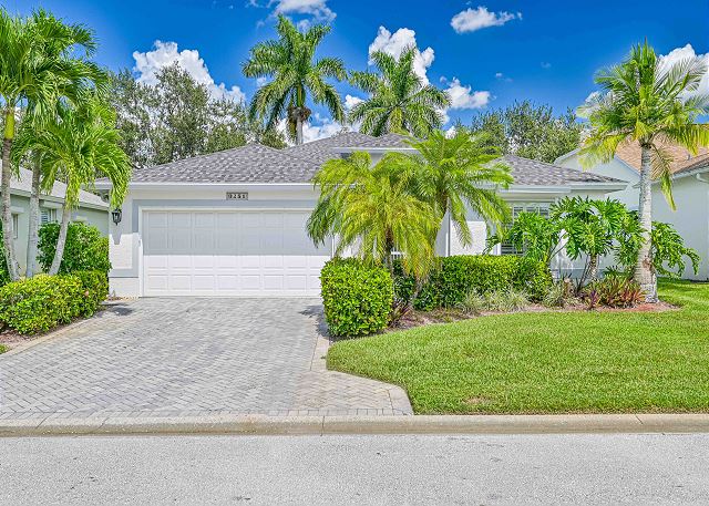 Country Creek, Estero pool home with golf!