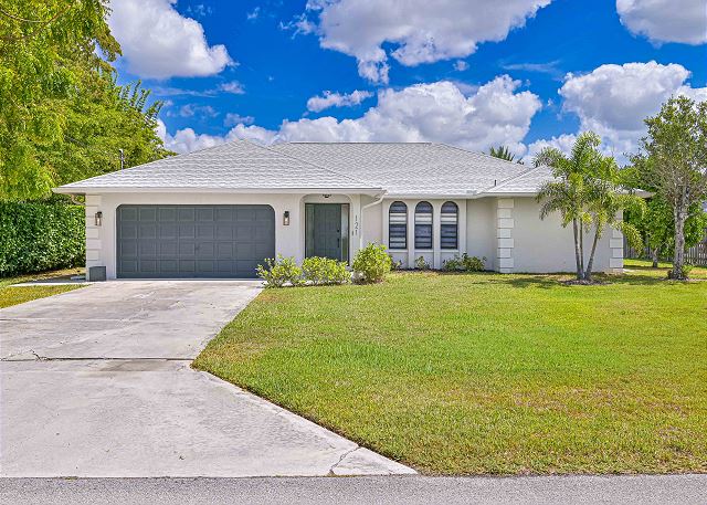 Tranquil Vacation Home, Hot Tub and Heated Pool - 4 miles to Naples Beach!