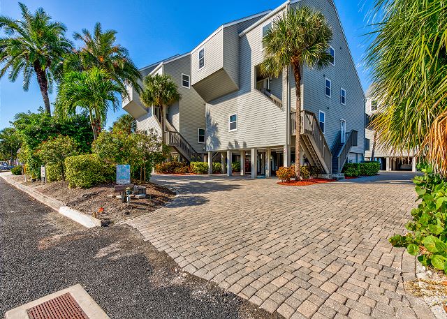 Pelican Pointe 2A - Updated townhome on the beach with 2 balconies