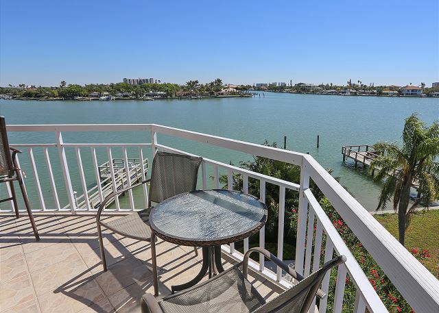 Amadeus 10 Water Views /Central location / Walking distance to BEACH ACCESS