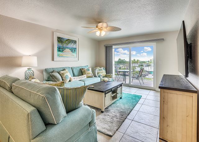 Madeira Norte 304 Beautifully Furnished, Across from Johns Pass!