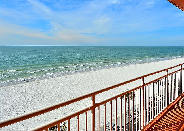 Sunset Chateau 506 Popular Sunset Beach/ Walk to Caddy's/ Great Updates!
